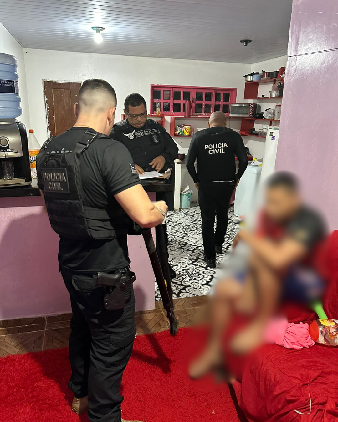 EM SANTANA, AÇÃO INTEGRADA ENTRE AS POLÍCIAS CIVIS DO AMAPÁ E DO PARÁ RESULTA NA PRISÃO DE INDIVÍDUO QUE SE PASSAVA POR AUTORIDADE DA SEGURANÇA PÚBLICA PARA APLICAR GOLPES